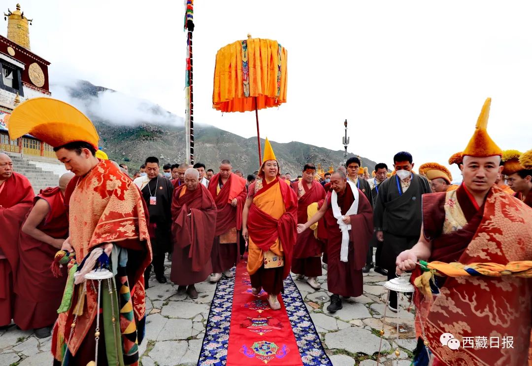 班禅额尔德尼·确吉杰布在哲蚌寺朝拜并为僧众摸顶赐福