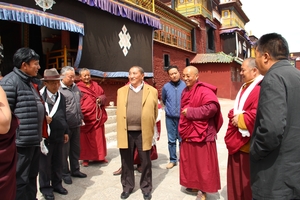 珠康•土登克珠活佛在楚布寺慰问调研